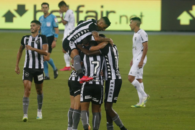 Botafogo vence Atlético-MG, que perde a liderança do Brasileiro